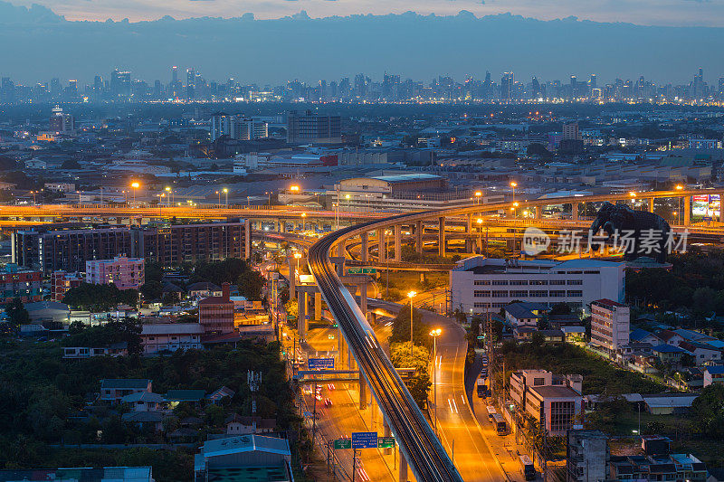 泰国曼谷市中心，张三贤四角Samut Prakan十字路口或交通十字路口鸟瞰图。智慧城市金融科技园区。